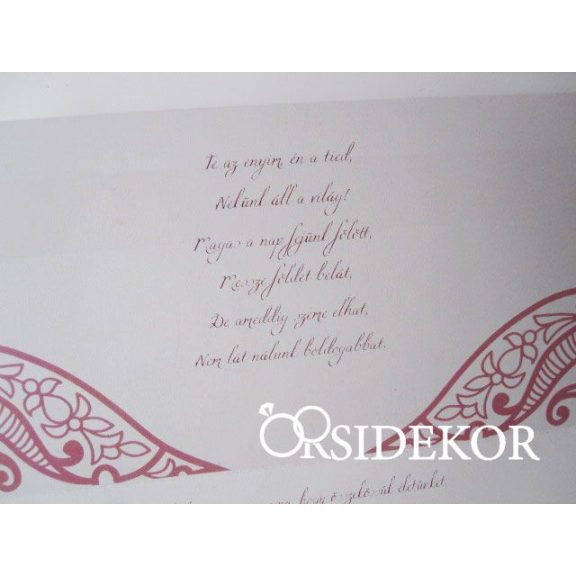 Esküvői meghívó szalaggal és gyönggyel