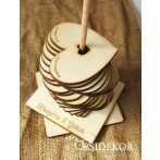 Egyedi vendégkönyv rúdra fűzhető fa szívecskékkel