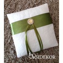 Gyűrűpárna szalaggal és brossal