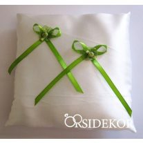 Gyűrűpárna szalaggal és kis virággal