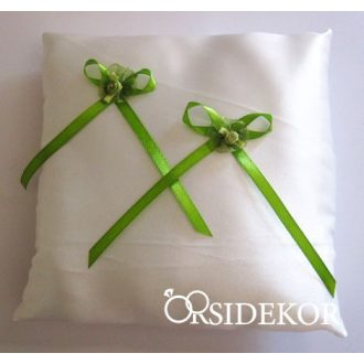 Gyűrűpárna szalaggal és kis virággal