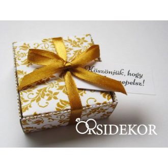 Köszönetajándék-doboz szalaggal