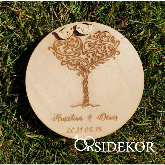 Nyitható gyűrűhordozó fából, fa motívummal