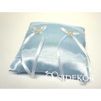 Kék gyűrűpárna csipkével, szalaggal és gyönggyel