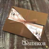 Virágos esküvői meghívó különleges borítékban, szalaggal átkötve