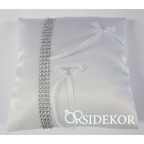 Gyűrűpárna strasszokkal és szalaggal díszítve