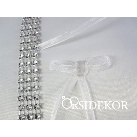 Gyűrűpárna strasszokkal és szalaggal díszítve