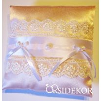   Gyűrűpárna pasztellrózsaszín alapon csipkével, szalaggal és gyönggyel