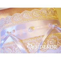   Gyűrűpárna pasztellrózsaszín alapon csipkével, szalaggal és gyönggyel