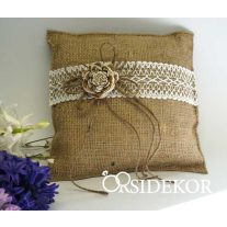 Juta gyűrűpárna csipkével, spárgával és rózsával