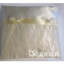 Gyűrűpárna csipkével és szalaggal díszítve