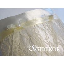 Gyűrűpárna csipkével és szalaggal díszítve
