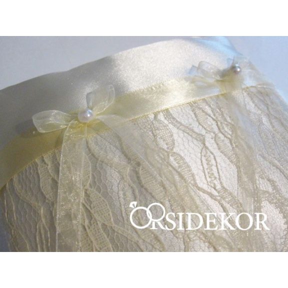 Gyűrűpárna csipkével és szalaggal díszítve