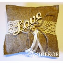   Juta gyűrűpárna vintage stílusban csipkével, fa felirattal és dísszel