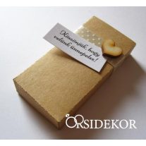   Köszönetajándék doboz pöttyös szalaggal és fa szívecskével