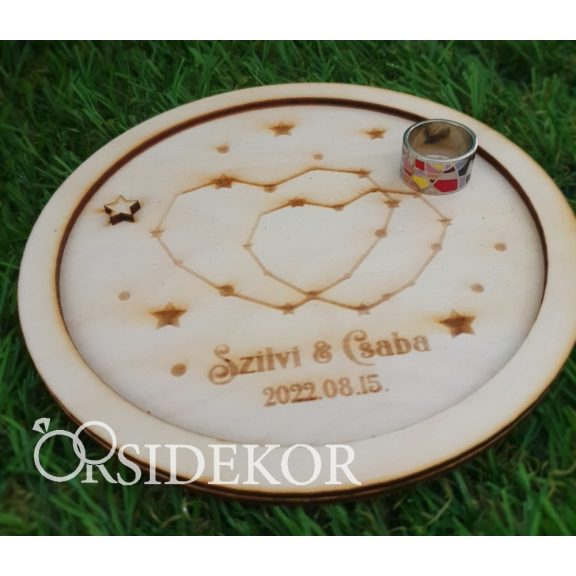 Egyedi fa gyűrűhordozó csillagok motívummal