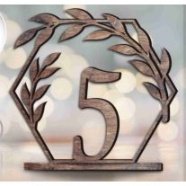  Hatszög alakú fa asztalszám levél mintával – esküvőre