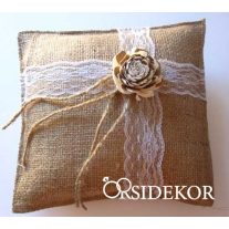   Juta gyűrűpárna vintage stílusban csipkével és rusztikus virággal