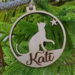   Személyre szabható fa macska karácsonyi dísz , egyedi háziállat névvel gravírozott ünnepi dekoráció