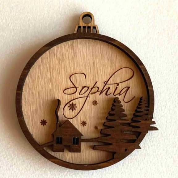 Egyedi neves karácsonyfadísz családoknak – gravírozott fa dísz