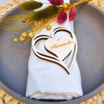   Rusztikus fa szív ültetőkártya – névre szóló gravírozással