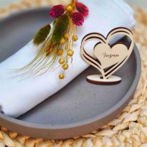   Szív alakú fa névtábla – gravírozott ültetőkártya esküvőhöz