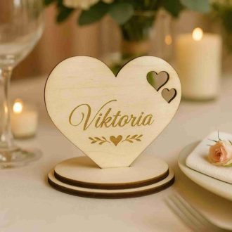   Szív alakú fa névtábla – gravírozott ültetőkártya esküvőhöz