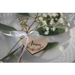 Szív alakú fa névtábla – gravírozott ültetőkártya esküvőhöz Szív alakú fa névtábla – gravírozott ültetőkártya esküvőhöz