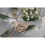   Szív alakú fa névtábla – gravírozott ültetőkártya esküvőhöz