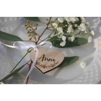   Szív alakú fa névtábla – gravírozott ültetőkártya esküvőhöz