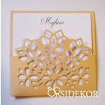 Csipkézett, áttört mintás esküvői meghívó szirmokkal