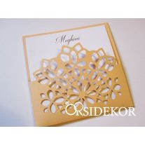 Csipkézett, áttört mintás esküvői meghívó szirmokkal