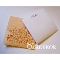 Csipkézett, áttört mintás esküvői meghívó szirmokkal