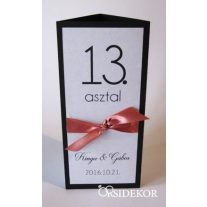   Menüháromszög és asztalszám 2 az 1-ben, szalaggal díszítve