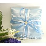 Kék szatén gyűrűpárna gyönggyel, szalaggal