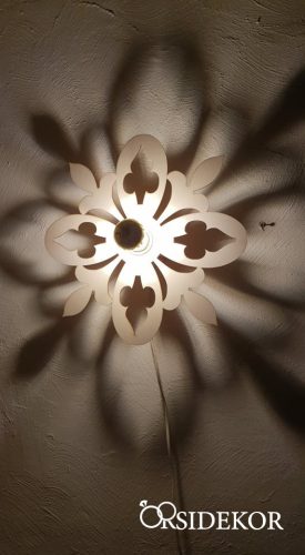 Elegáns árnyékvető fali lámpatest fából