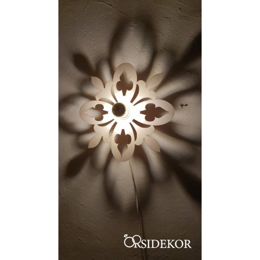 Elegáns árnyékvető fali lámpatest fából