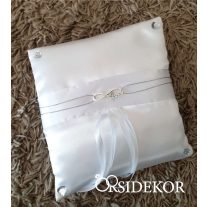 Gyűrűpárna szalaggal és végtelen szerelem dísszel