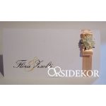 Esküvői meghívó szalaggal és virággal díszítve