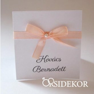 Ültetőkártya masnival díszítve