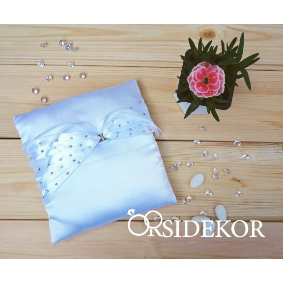 Gyűrűpárna aszimmetrikus szalaggal és strasszokkal 