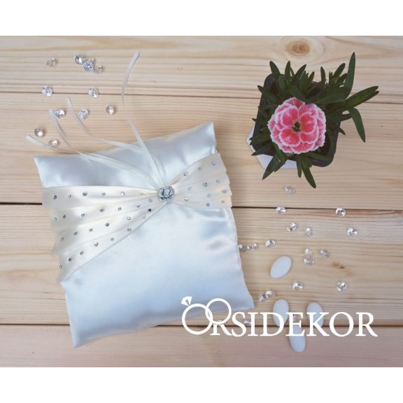 Gyűrűpárna aszimmetrikus szalaggal és strasszokkal 