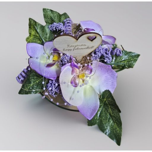 Szülőköszöntő virágbox elegáns orchideás lilás üveg vázában