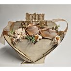 Szülőköszöntő szíves fa dobozban megszemélysítve Szülőköszöntő szíves fa dobozban megszemélysítve