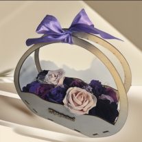   Szülőköszöntő lila örök virágbox elegáns fa kosárban