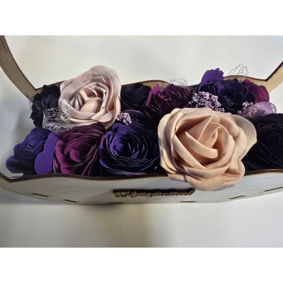 Szülőköszöntő lila örök virágbox elegáns fa kosárban