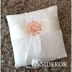 Gyűrűpárna szalaggal és barack színű dísszel