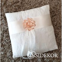 Gyűrűpárna szalaggal és barack színű dísszel