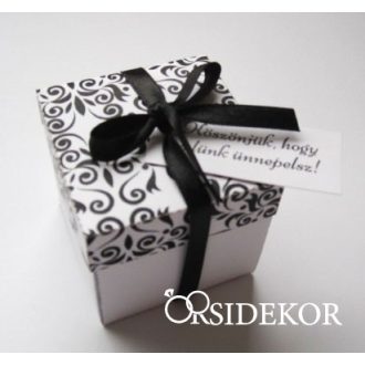 Mintás köszönetajándék-doboz, szalaggal átkötve