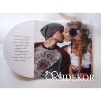 Fényképes esküvői meghívó szalaggal átkötve